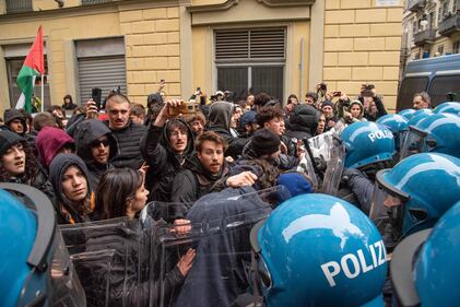 Centri sociali, anarchici e attivisti tentano di sfondare i cordoni di polizia: 30 identificati 8