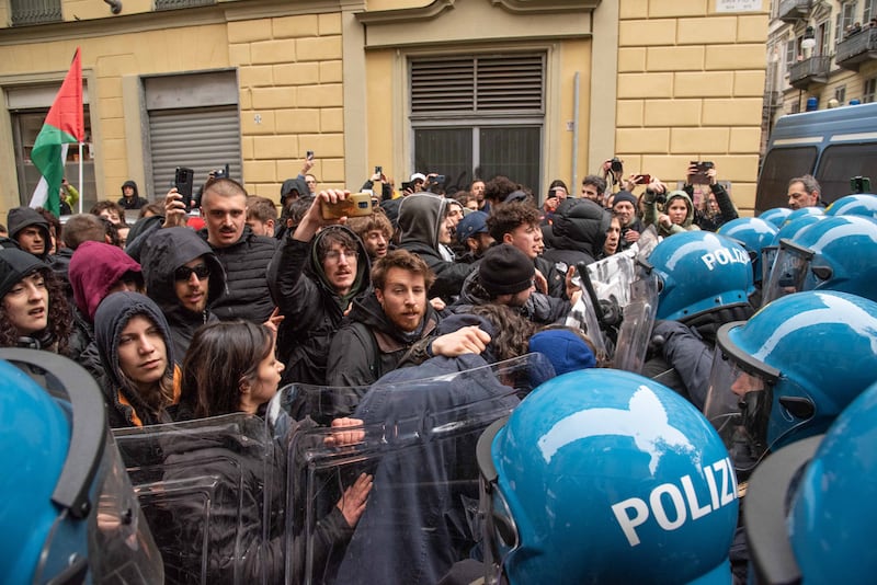 Centri sociali, anarchici e attivisti tentano di sfondare i cordoni di polizia: 30 identificati 8