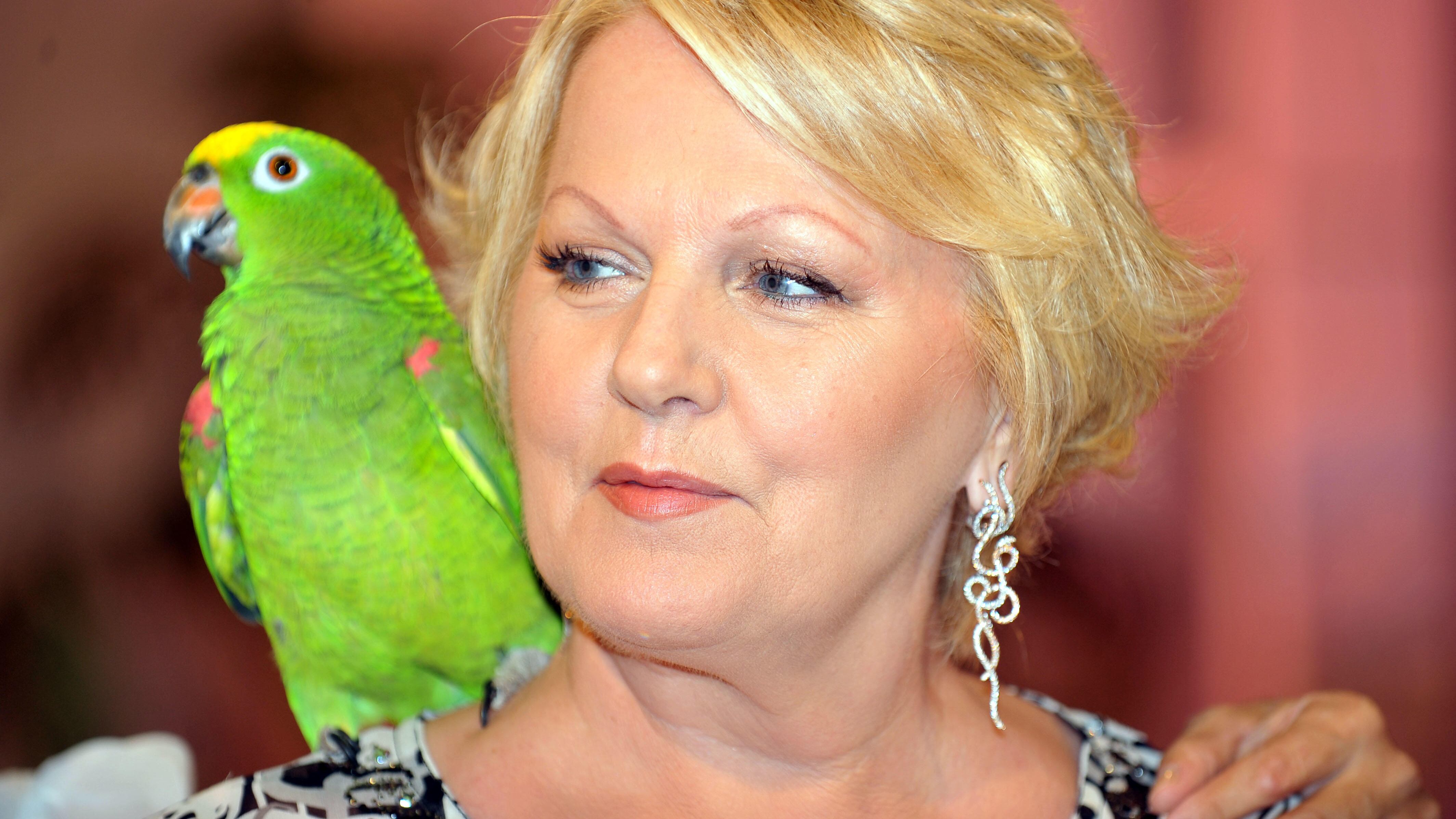 Katia Ricciarelli sfortunata con gli uomini: "Sono sola con un cane e non come un cane"