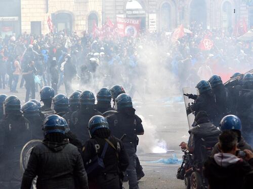 Assolto il poliziotto che calpestò manifestante: "Fu un atto involontario"