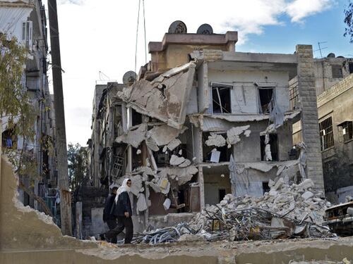 Il vescovo di Aleppo: "Ora l'Europa apre le porte. Ma l'unica soluzione è sconfiggere l'Isis"