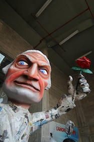 Renzi, Pannella e Trump sui carri del carnevale a Viareggio 10