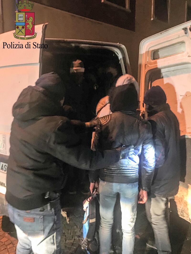 I migranti stipati nei camion 5