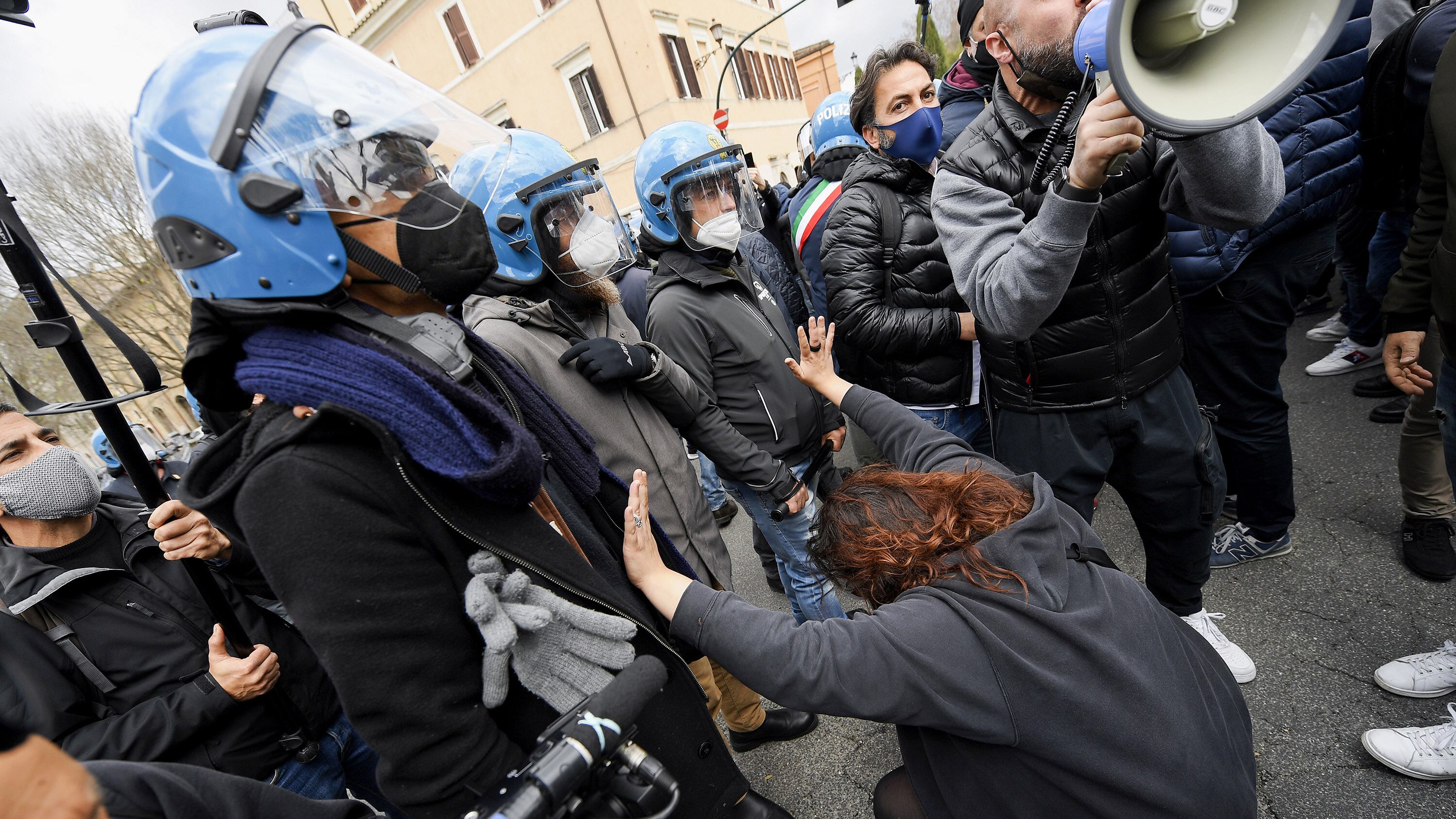 La ristoratrice in ginocchio: "È arrivata la bolletta, come si paga?"