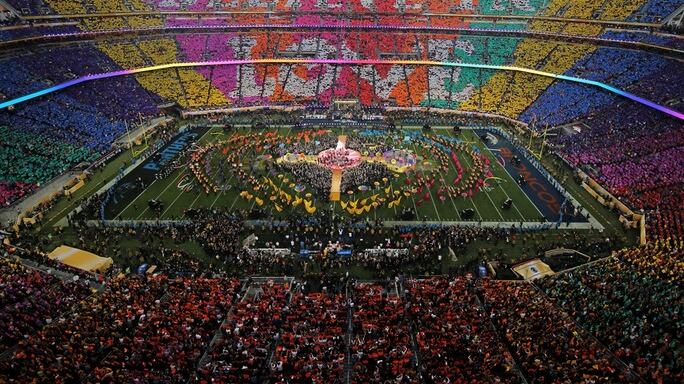 Le mani del movimento lgbt tingono d'arcobaleno il Super Bowl