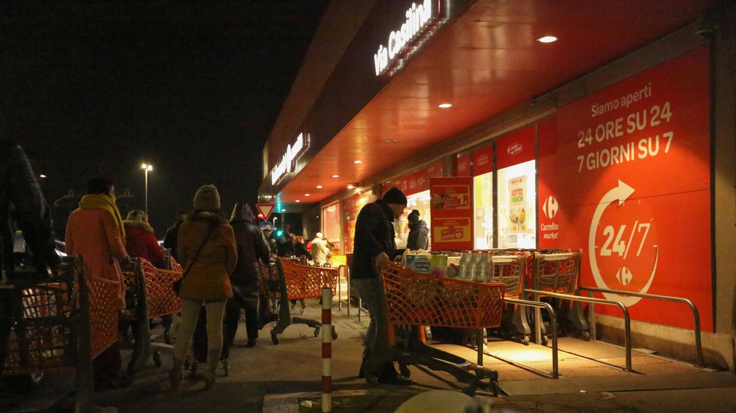 "Si può andare a fare la spesa", ma nella notte parte l'assalto ai supermercati