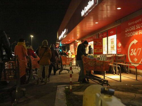 "Si può andare a fare la spesa", ma nella notte parte l'assalto ai supermercati