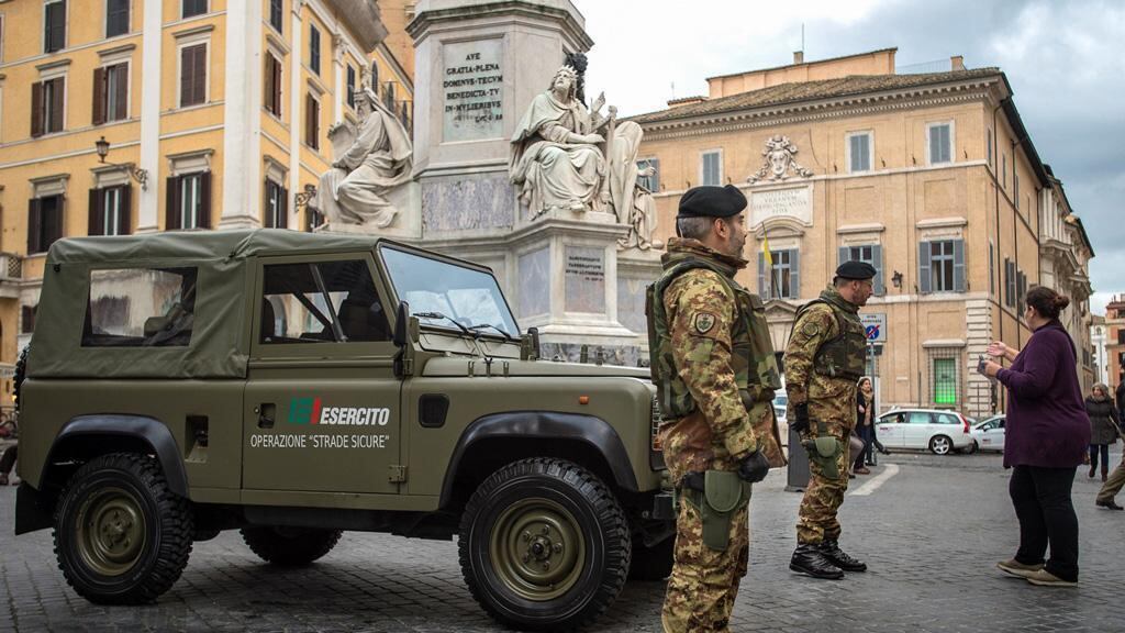 Troppi tagli, faremo la guerra dei bottoni