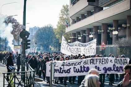 Bombe carta, fumogeni e pestaggi: Torino nella morsa degli anarchici 7