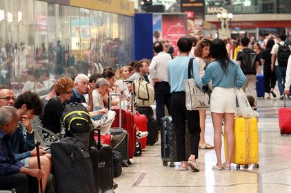 Grande affluenza alla  stazione centrale di Milano per il primo week-end di agosto  1