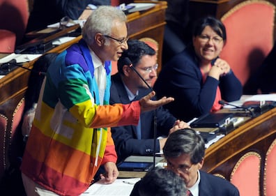 Il senatore grillino con la giacca arcobaleno 4