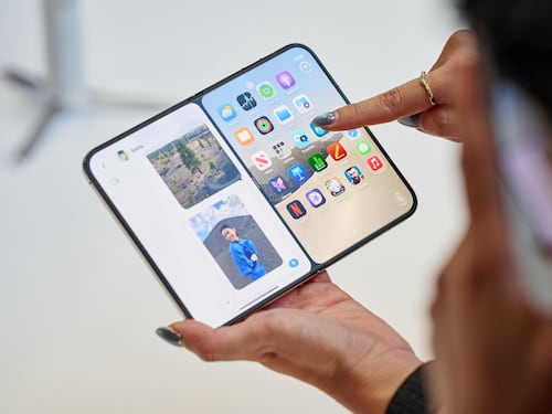 Dagli utenti alle aziende, tutti i meme contro l’iPhone Duo. Poi ne tocchi uno e dici “wow”, la magia di Apple