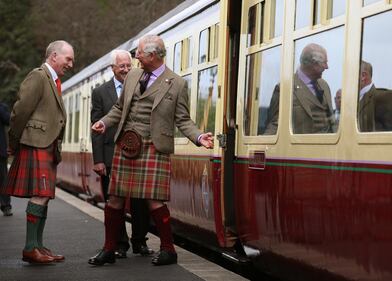 Principe Carlo veste il kilt durante una visita reale in Scozia 9