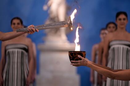 Milano-Cortina 2026: la fiamma olimpica inizia il lungo viaggio da Olimpia 1