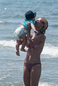 Michelle Hunziker, sexy in spiaggia con le figlie 4