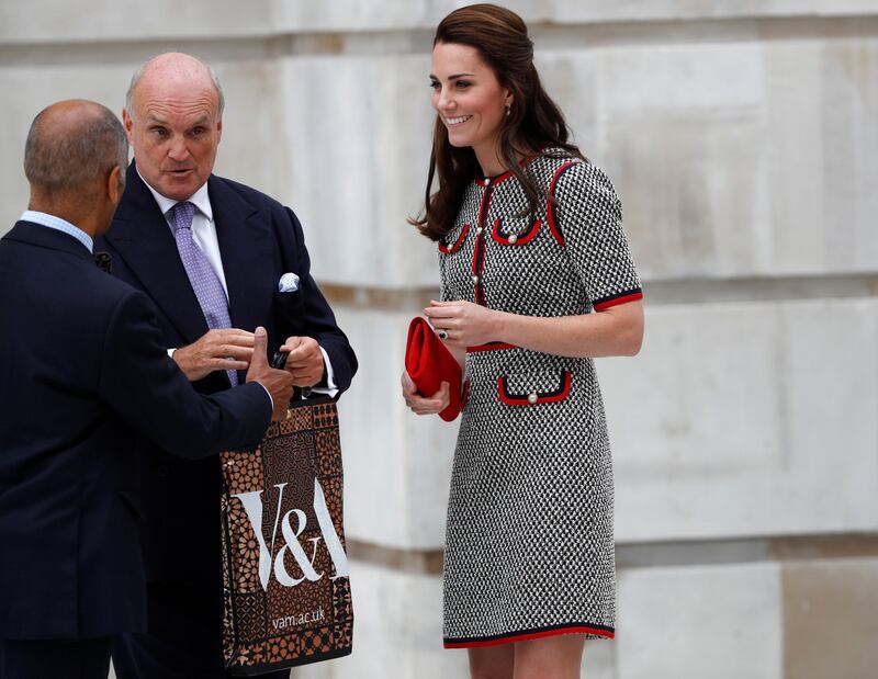 Kate Middleton ed Elisabetta II, stili a confronto 27