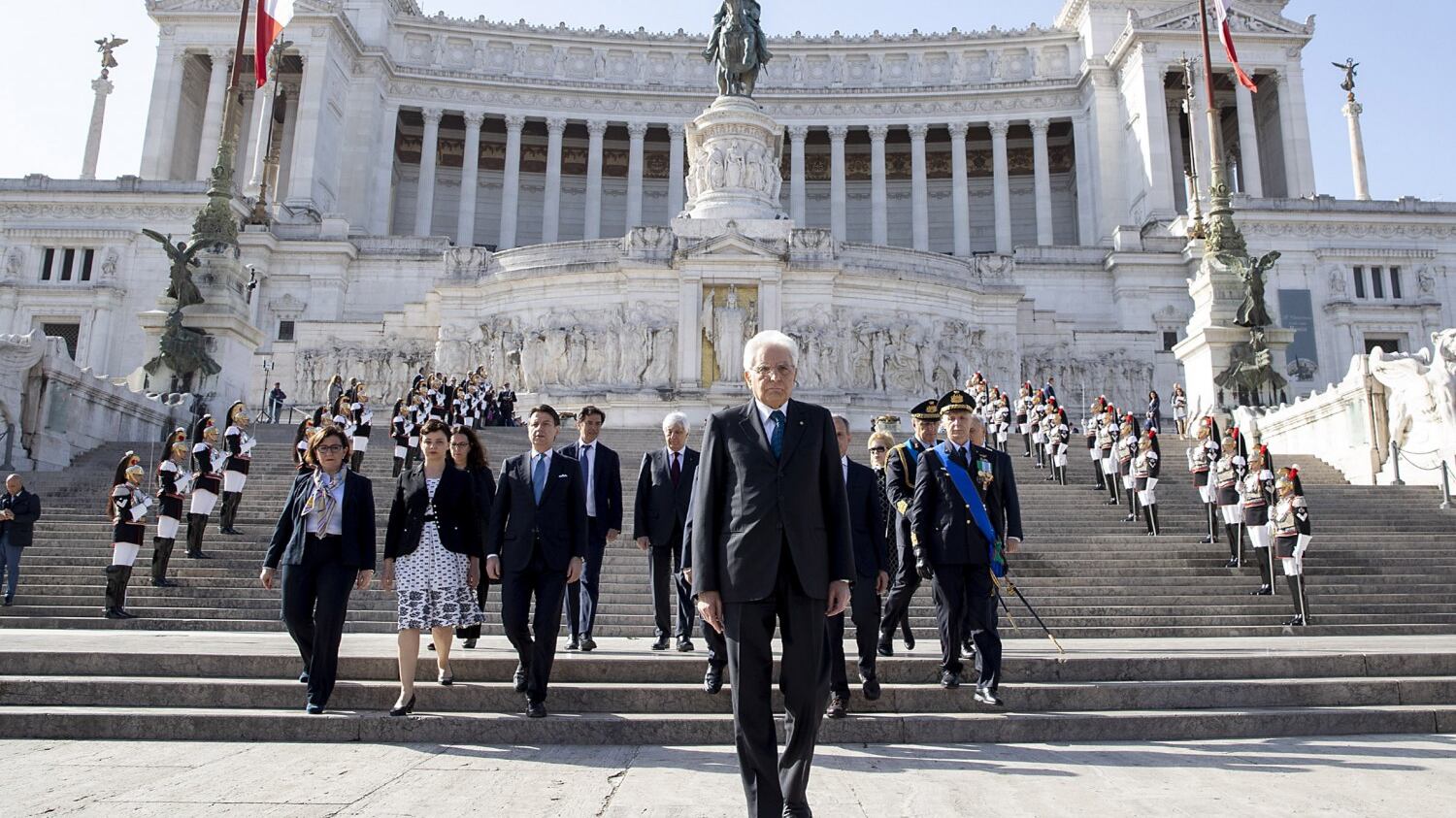 Celebrazioni del 25 aprile, l’omaggio di Mattarella all’altare della Patria