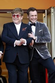 Elton John sul red carpet con gli occhiali a cuore 6