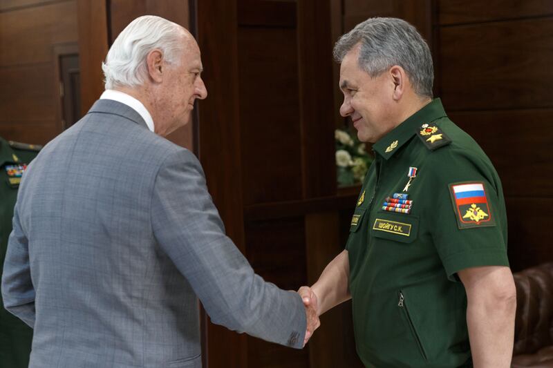 Il ministro della Difesa russo, Sergej Shoigu, con l'inviato speciale delle Nazioni Unite in Siria, Staffan De Mistura