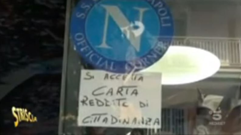 Napoli, gadget della squadra di calcio comprati con il reddito di cittadinanza