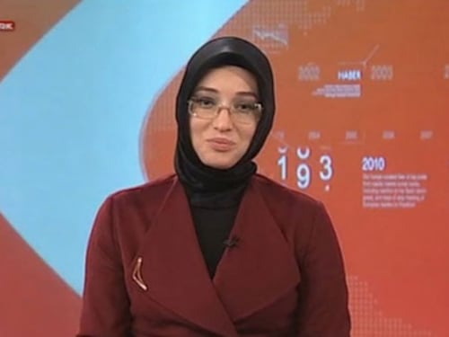 Turchia, cade un altro tabù: a condurre il tg sulla tv pubblica arriva una giornalista col velo