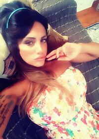 Marika Fruscio, scollatura hot per l'abito floreale 4