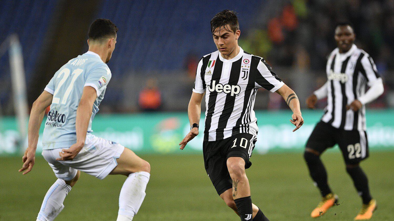 Lazio beffata da Dybala al 93': per la Juve dieci vittorie di fila