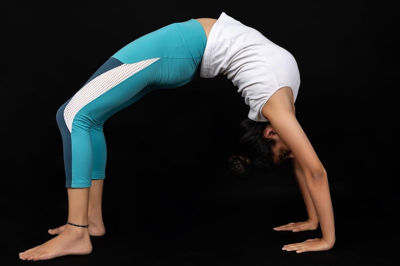 La posizione yoga del ponte (Chakrasana)