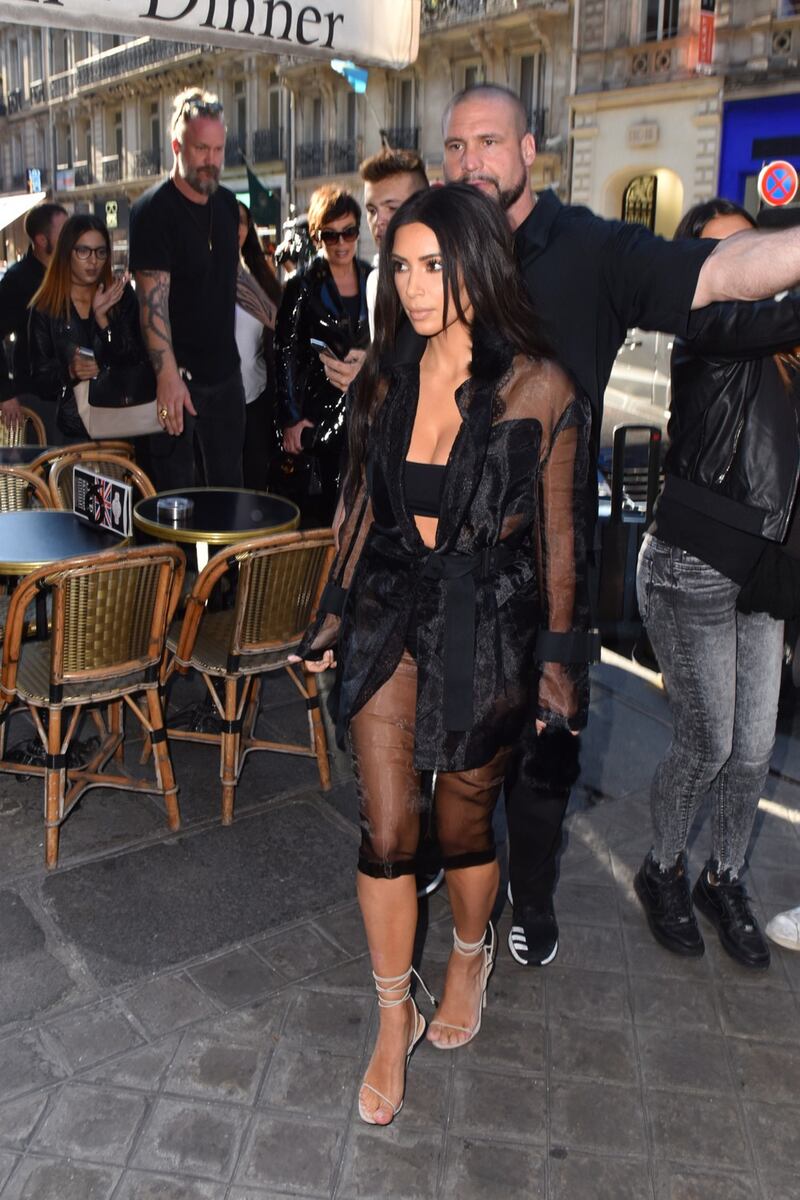 Kim Kardashian, il décolleté esplosivo della diva 25