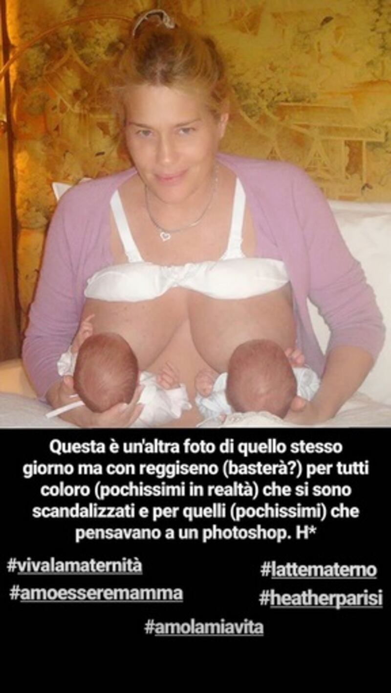 Heather Parisi che allatta i gemelli