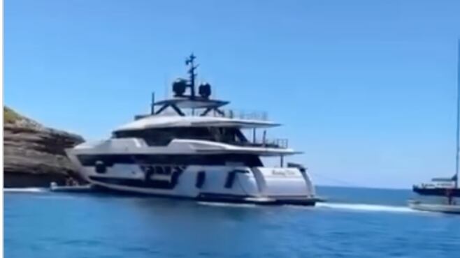 Incidente a Bonifacio: il superyacht Lady Dia si arena all'ingresso del porto