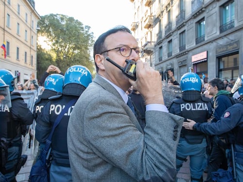 I soldati in strada difendono Milano. E questa volta l’assedio fallisce
