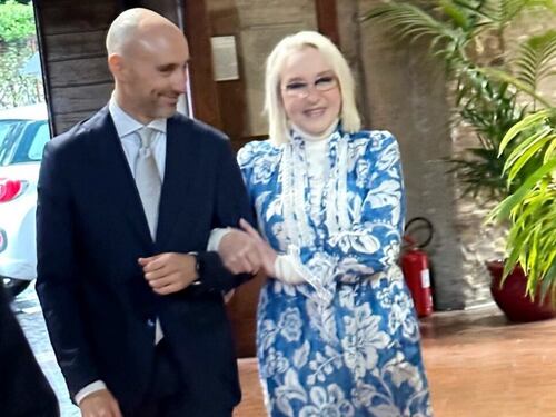 A un mese dall'intervento per il tumore, Eleonora Giorgi accompagna il figlio all'altare
