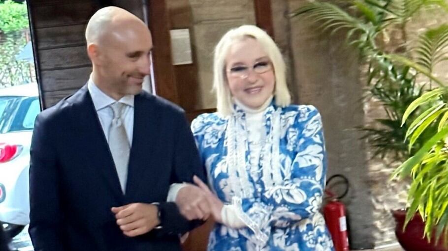 A un mese dall'intervento per il tumore, Eleonora Giorgi accompagna il figlio all'altare