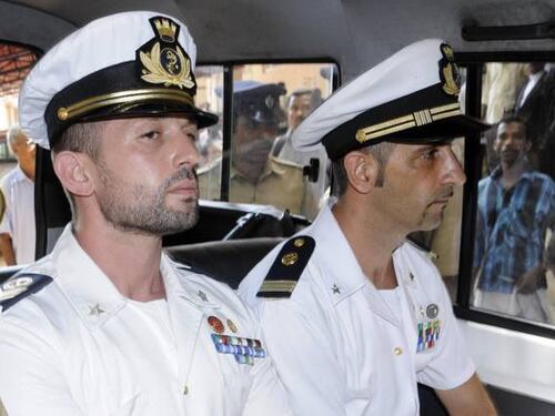 Prima dei giornalisti salviamo i due marò