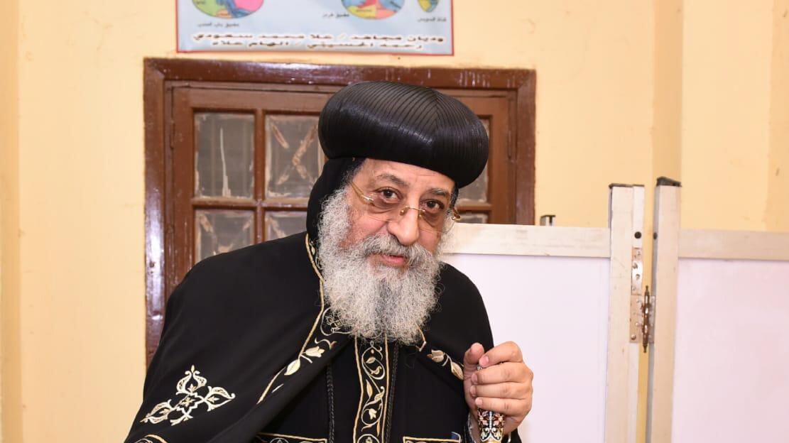 L'abbraccio del patriarca copto "Prego per la salute e la longevità"