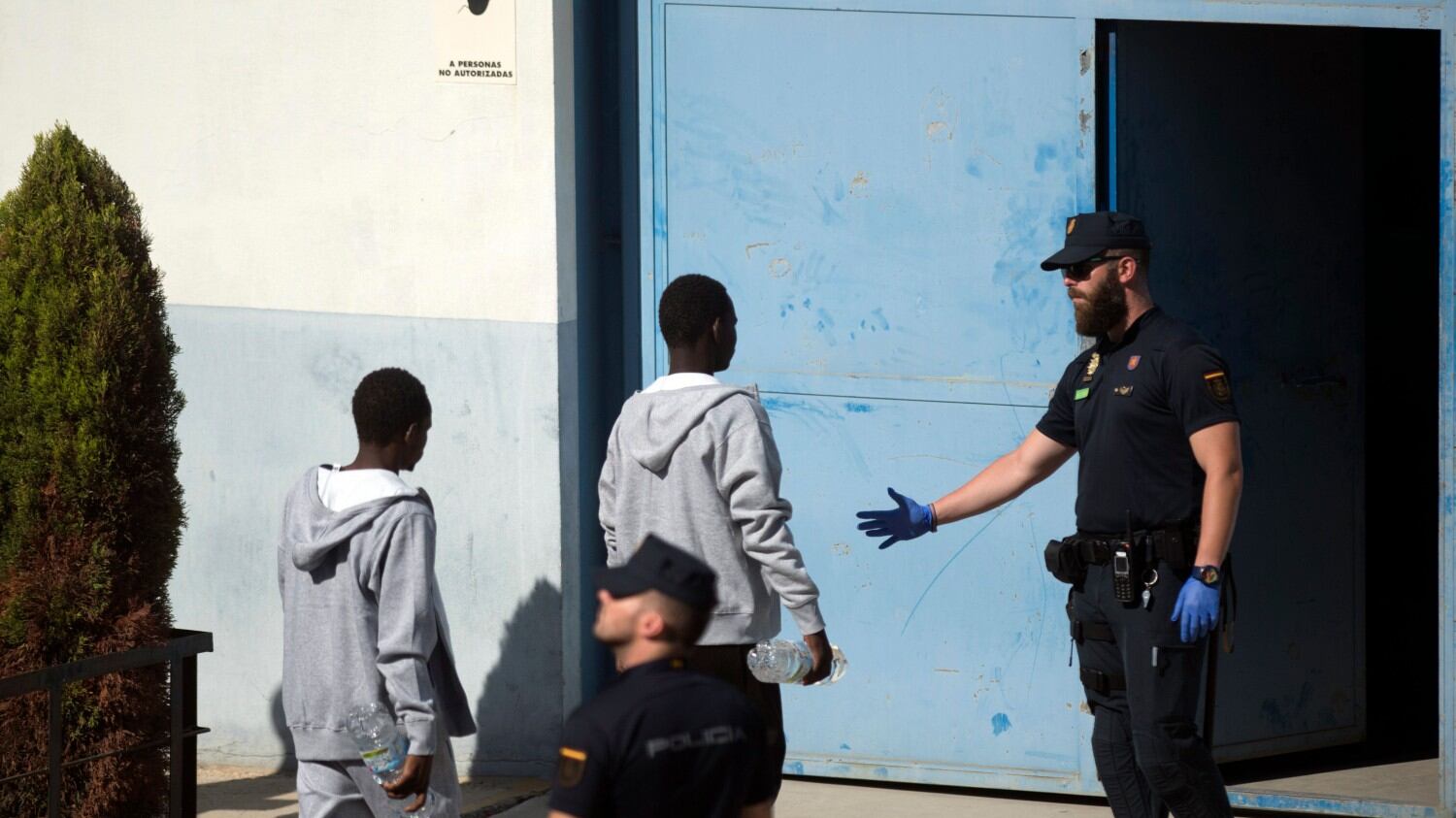 Sbarchi, Spagna già si pente: niente feste e regole più dure per i migranti