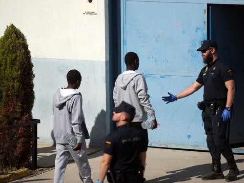 Sbarchi, Spagna già si pente: niente feste e regole più dure per i migranti