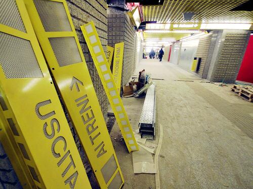 Metrò, stazioni a pezzi e lavori fermi