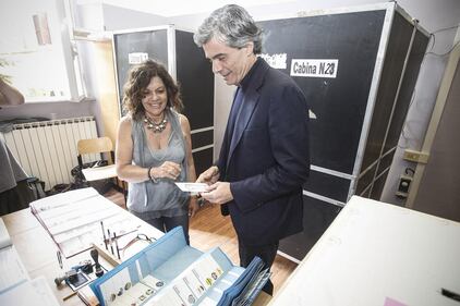 Alfio galantuomo: al seggio baciamano a tutte le donne 3