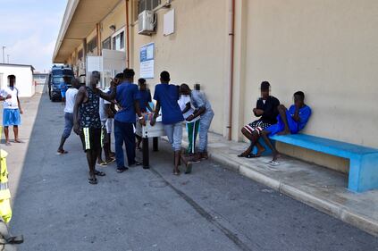 I migranti della Open Arms e della Gregoretti a Pozzallo 6