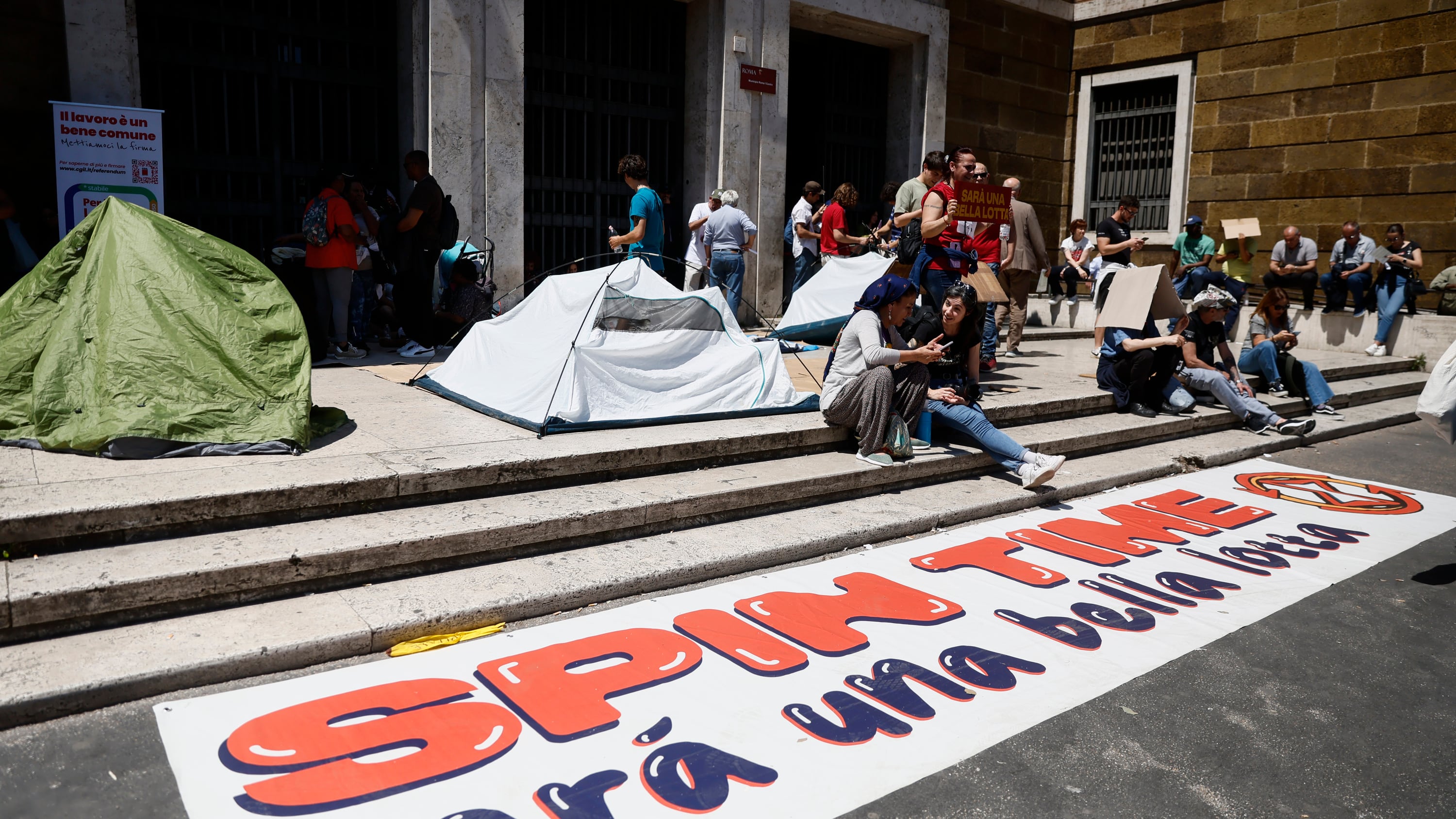 La Roma occupata di Gualtieri costa 40 milioni ogni anno. Palazzi ostaggio degli antagonisti