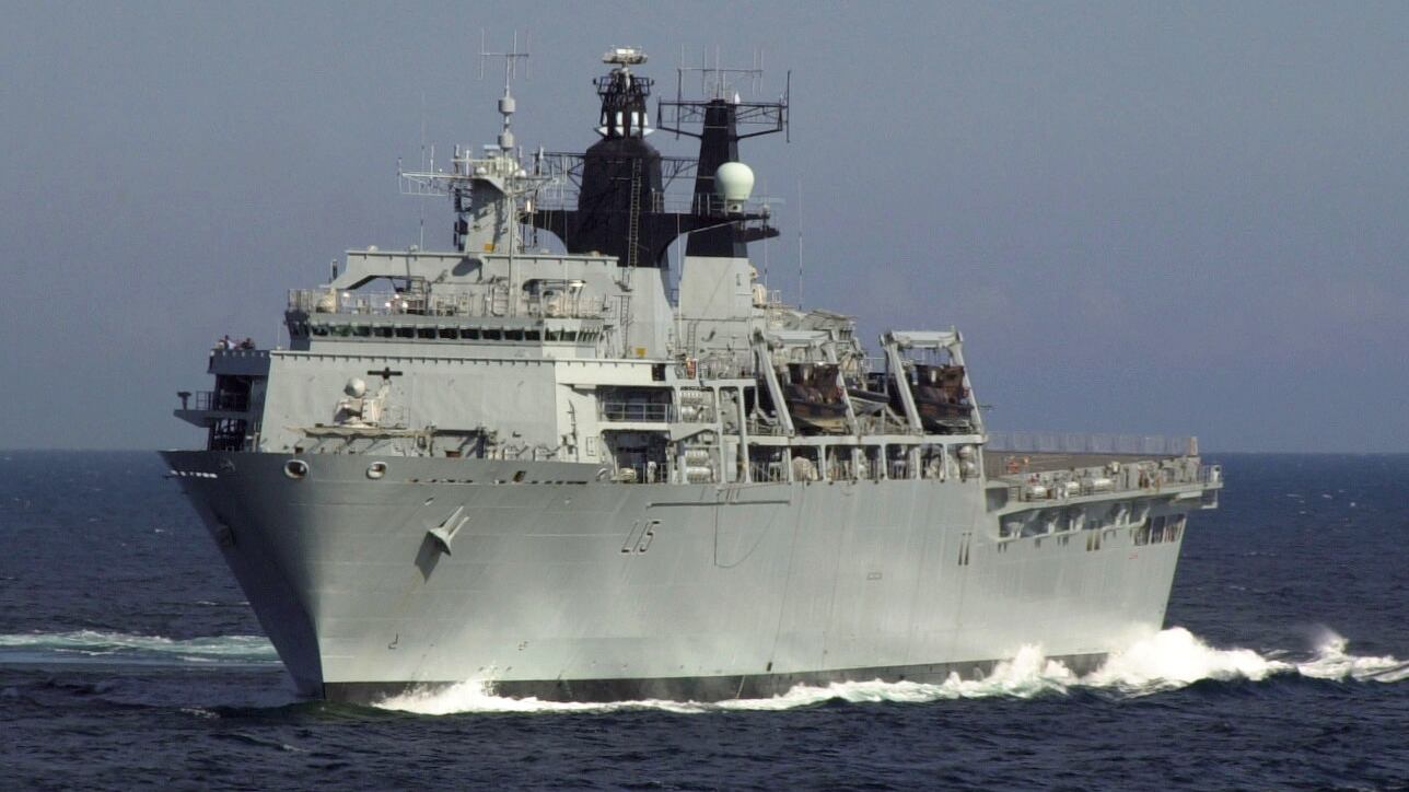 L'assurdo furto alla nave da guerra: rubati 300mila euro di carburante
