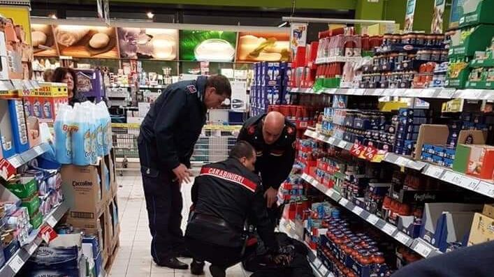 Biella, gambiano ubriaco devasta il market: per lui semplice denuncia