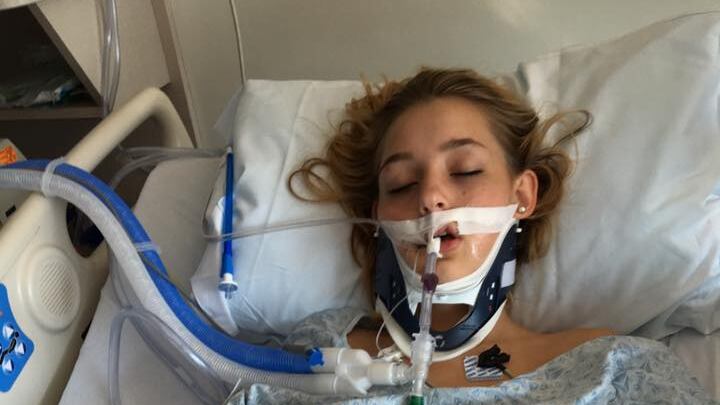 In coma etilico a 15 anni: la mamma pubblica le foto su facebook