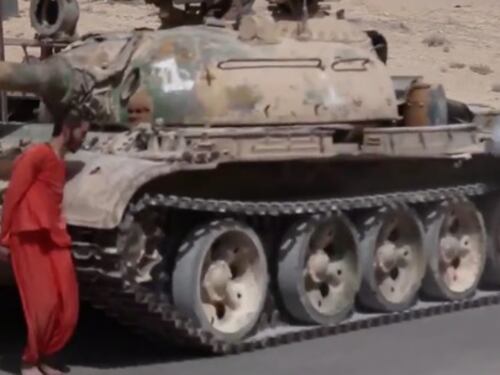 Isis schiaccia militare con un carro armato