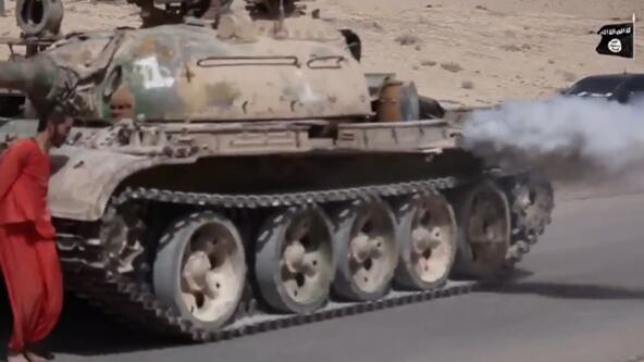 Isis schiaccia militare con un carro armato