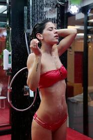 Sexy doccia al Grande Fratello 2