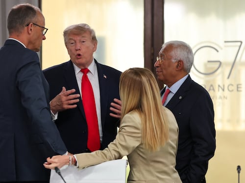 "Chiedeva una foto mi fa pena...". Trump si vendica per i "no" dell'Italia