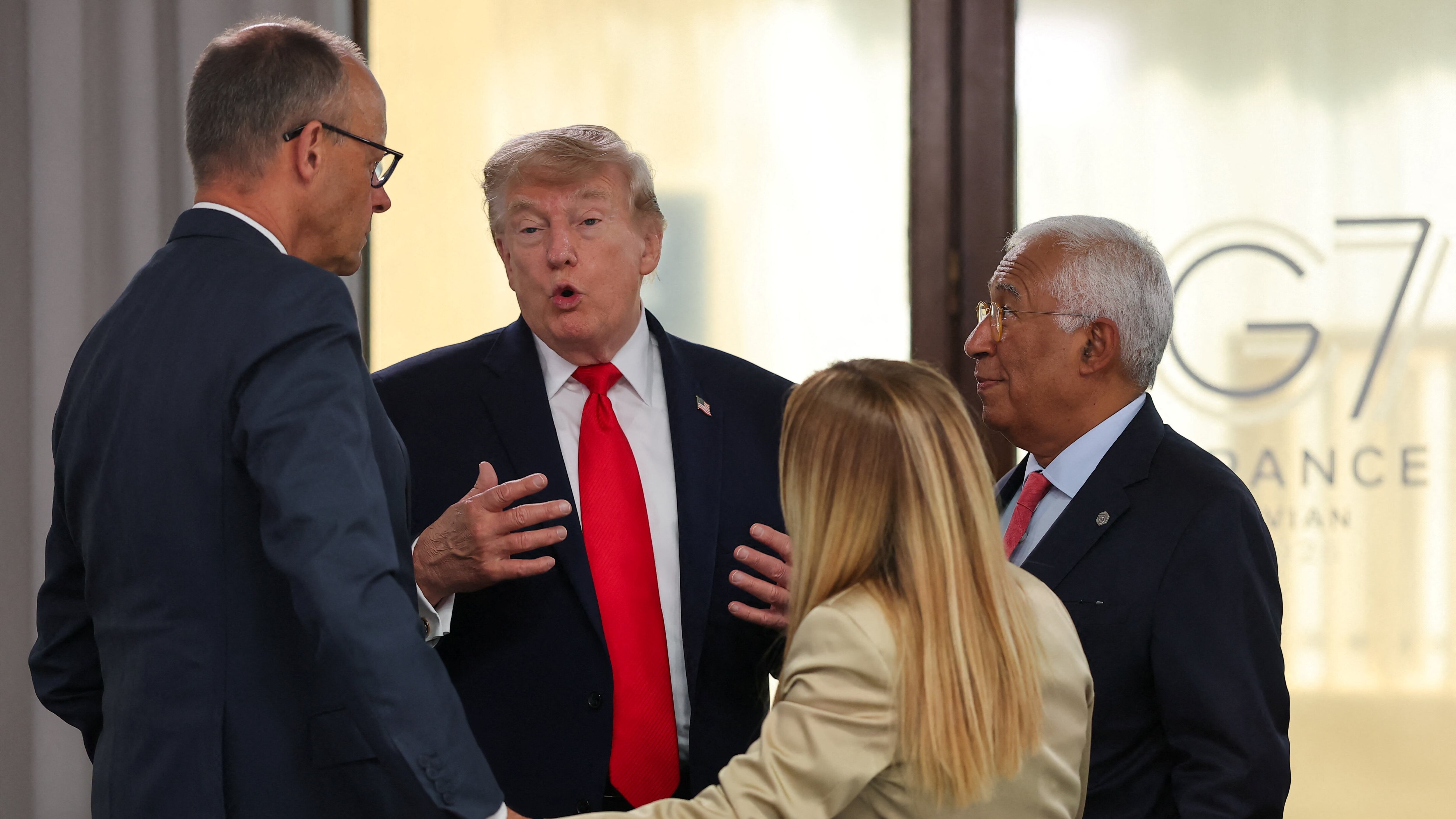 "Chiedeva una foto mi fa pena...". Trump si vendica per i "no" dell'Italia